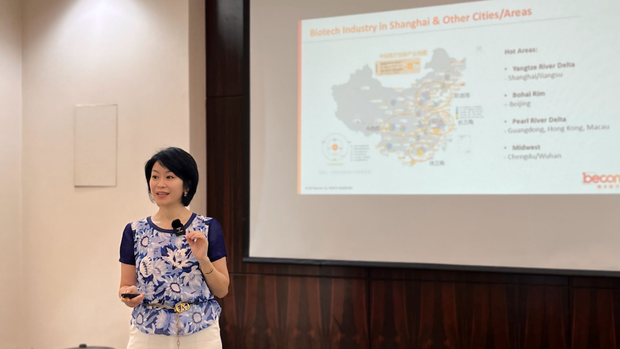 何女士出席今年七月HKLSS在上海舉辦的「探索中國大陸生物科技概況：畢業生的就業機會」週末分享